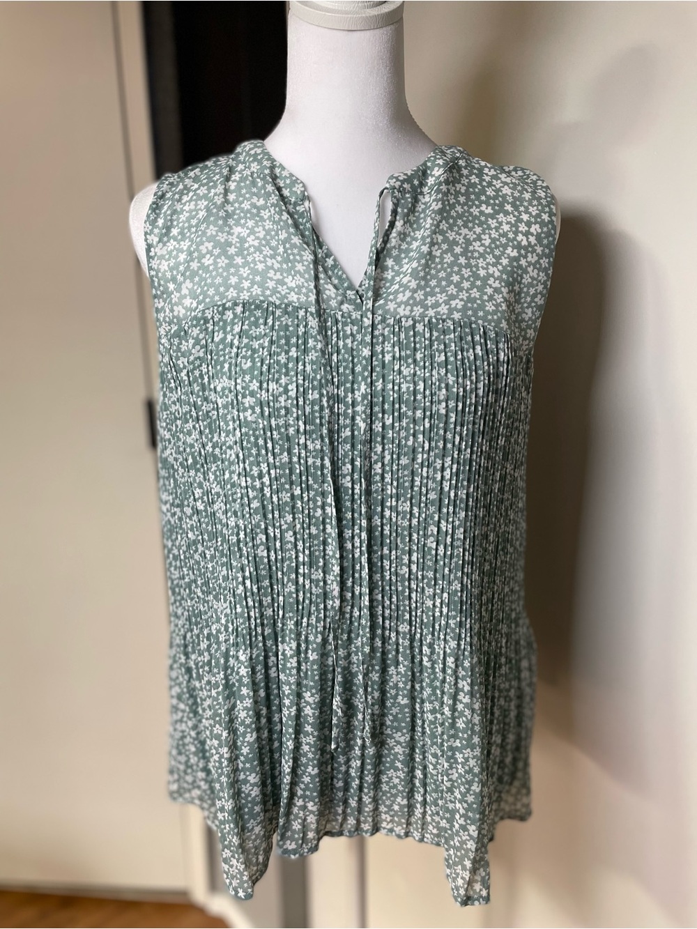 Pleione Sage Green Sleeveless Pleated Floral Camisole